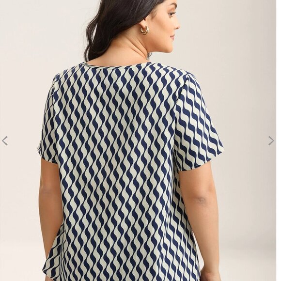 Bloomchic Wavy Print Asymmetrical Neckline Blouse - NWT - 14/16 - Picture 3 of 9